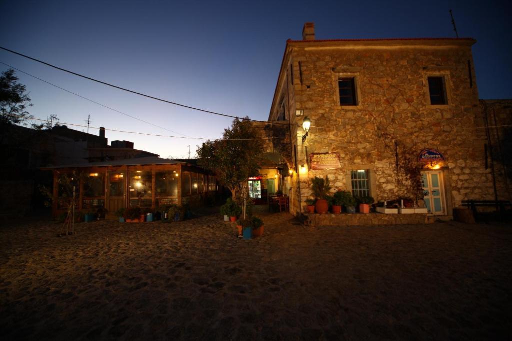 Pyrgos Houses And Restaurant Avgonima Exterior foto